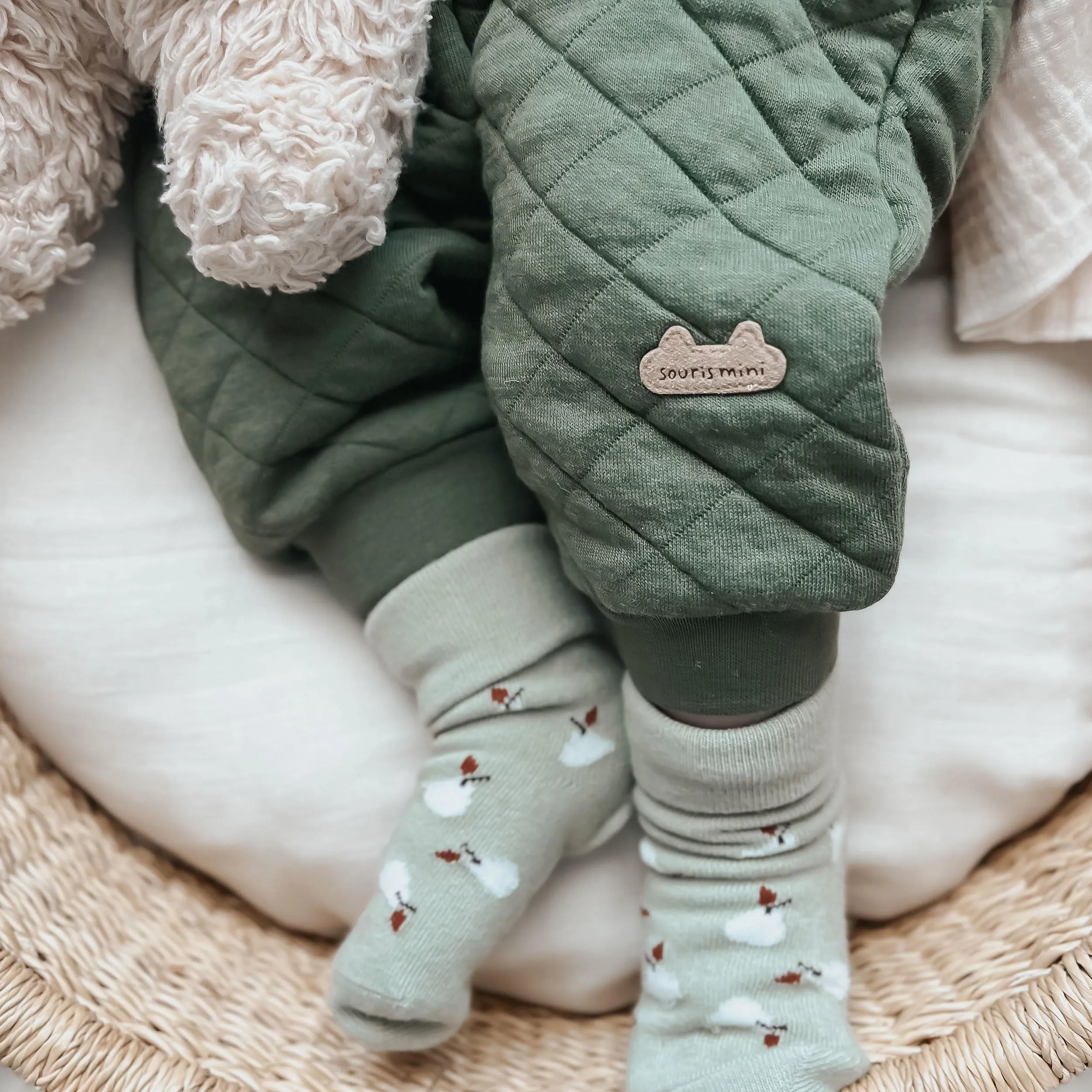 Chaussettes extensibles vertes pâles avec des poires, naissance || Pale green stretchy socks with pears, newborn