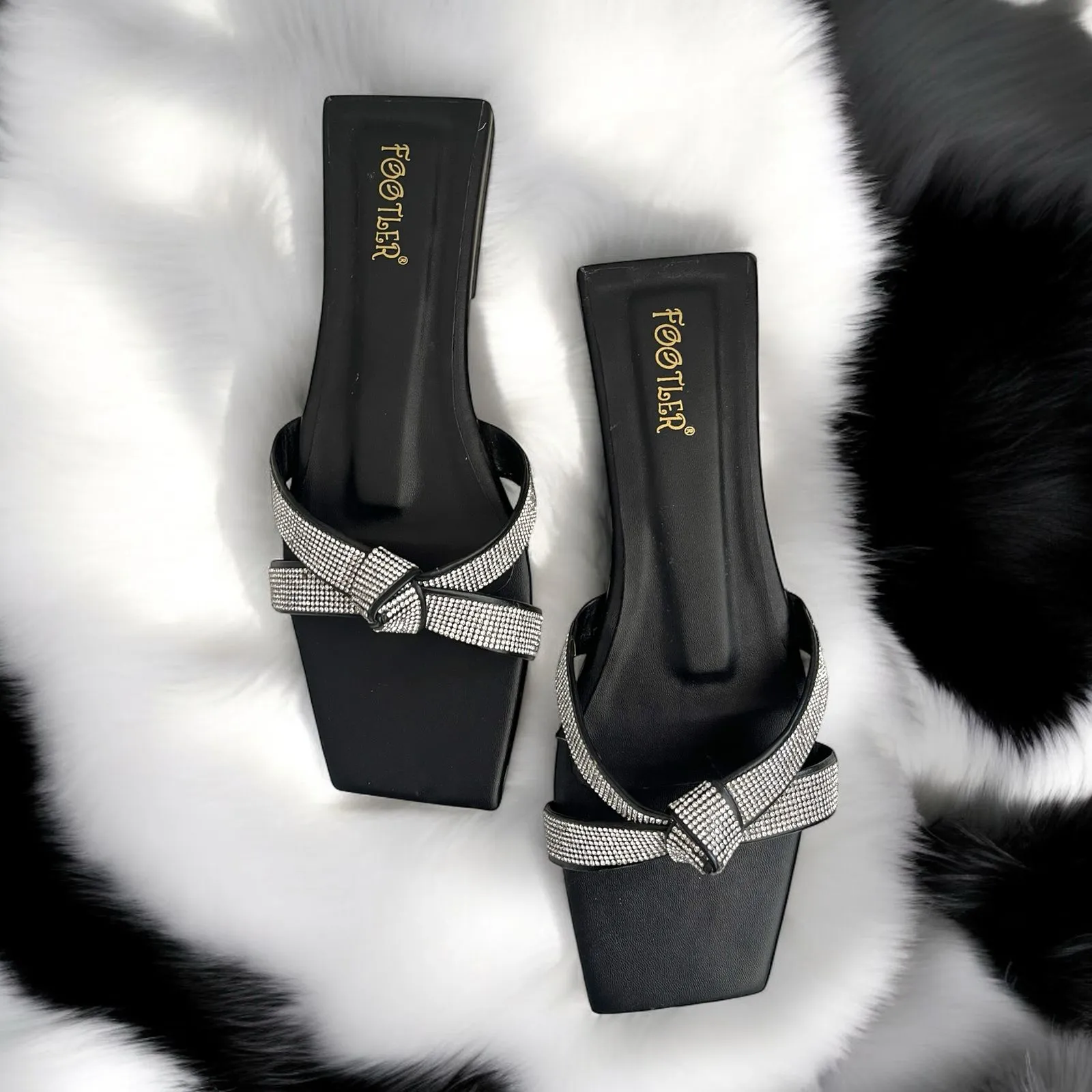 FANCY BOW FLATS