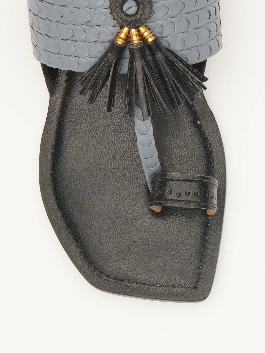 INTERLACED TASSEL KOHLAPURI