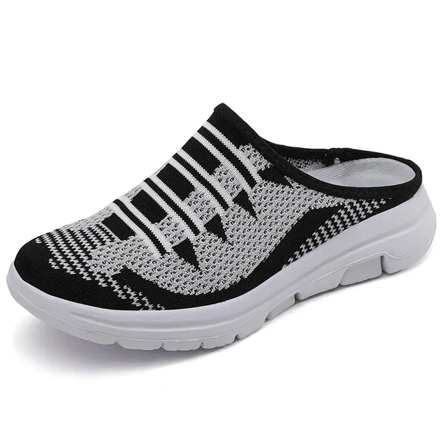 Soft flat shoes with a round toe